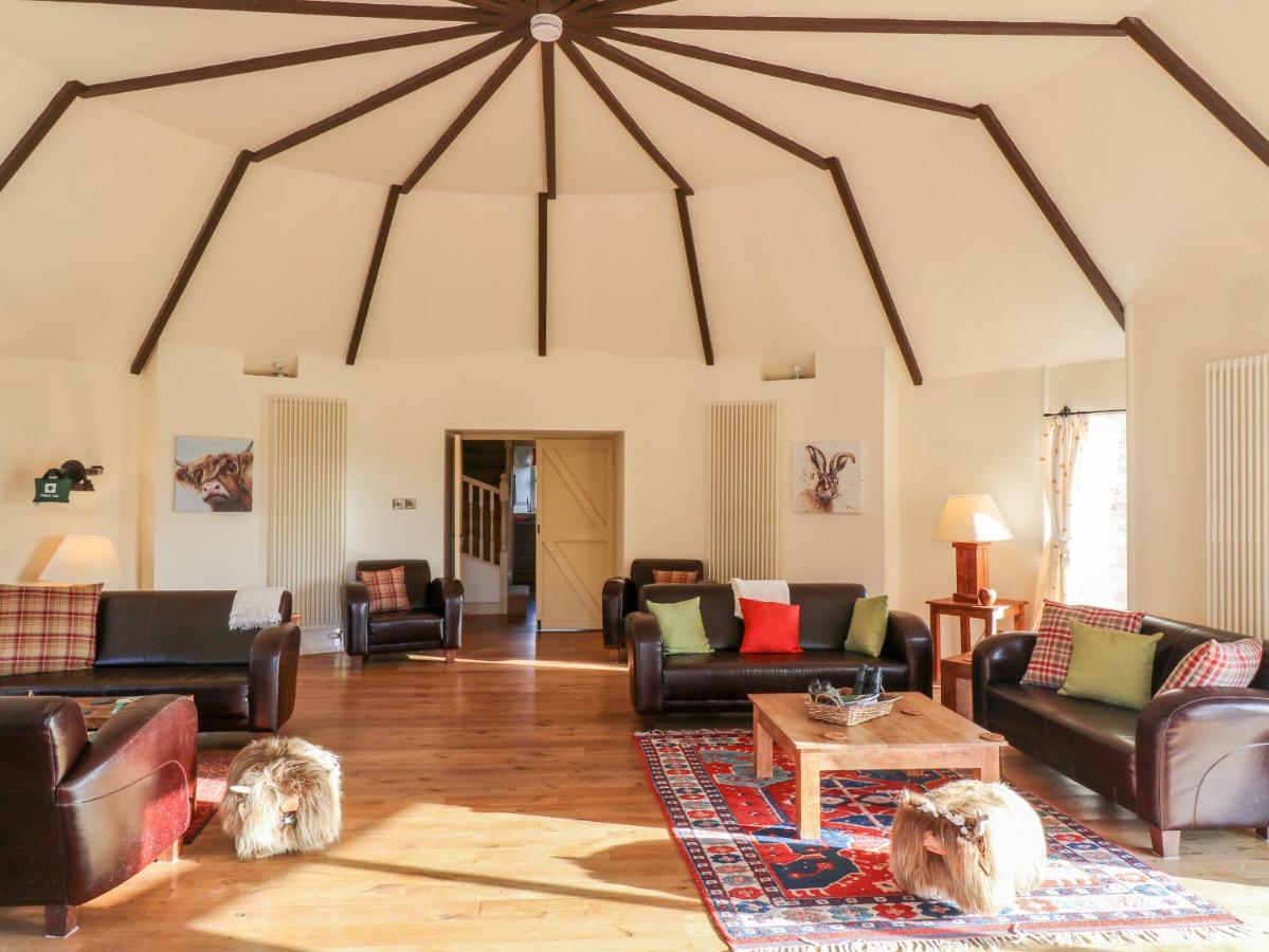 The Roundhouse Villa ออคเทอราร์เดอร์ ภายนอก รูปภาพ